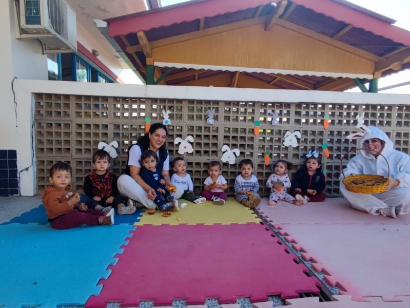 Crianças são surpreendidas por visitante especial em Creche de Treze Tílias