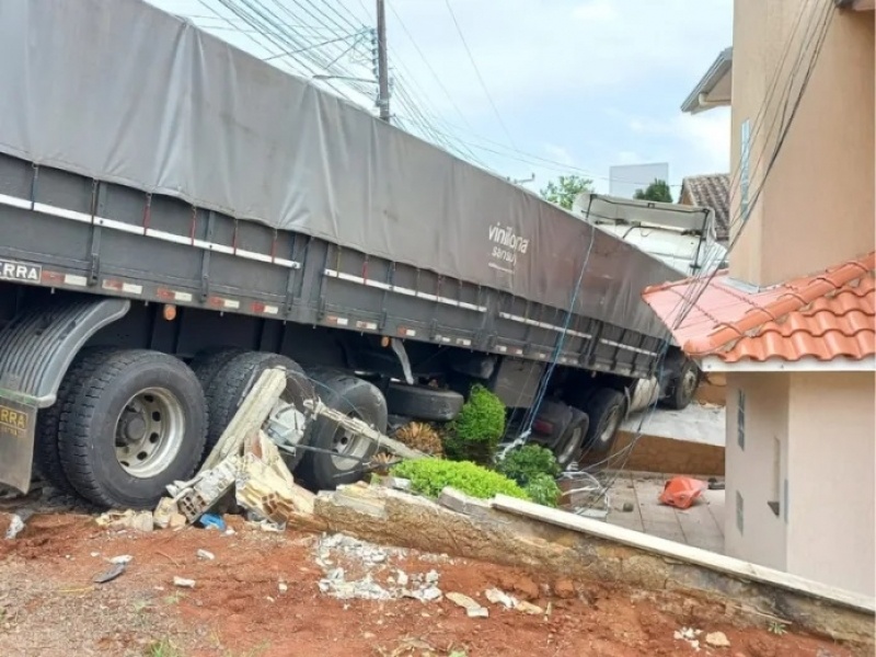 Caminhão desgovernado atinge residência em Videira