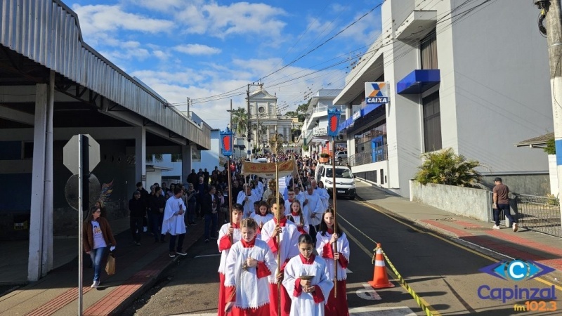 Corpus Christi reúne multidão de fiéis em procissão marcada pela fé, tradição e espiritualidade franciscana entre Capinzal e Ouro