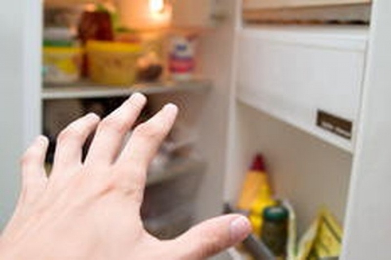 Morador flagra homem dentro de casa furtando alimentos da Geladeira no Meio Oeste