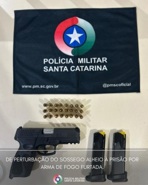 Homem é preso com arma furtada após tentativa de fuga durante ocorrência de perturbação do sossego em Videira