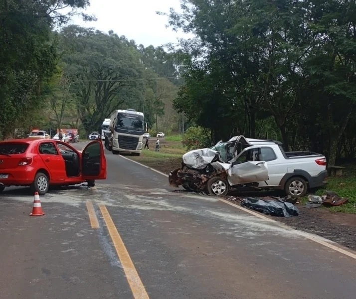 Colisão frontal entre veículos deixa duas pessoas mortas no Oeste