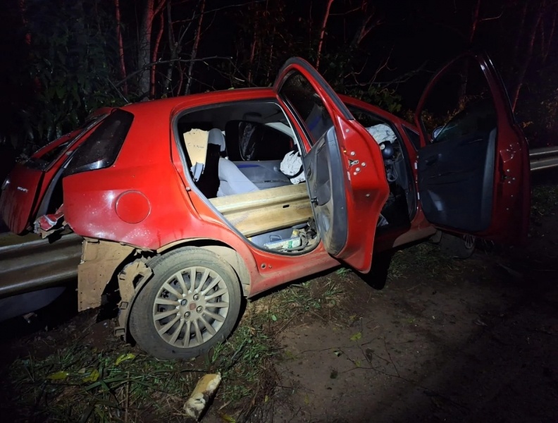 Condutora escapa ilesa após carro ser atravessado por guard rail no Oeste de SC