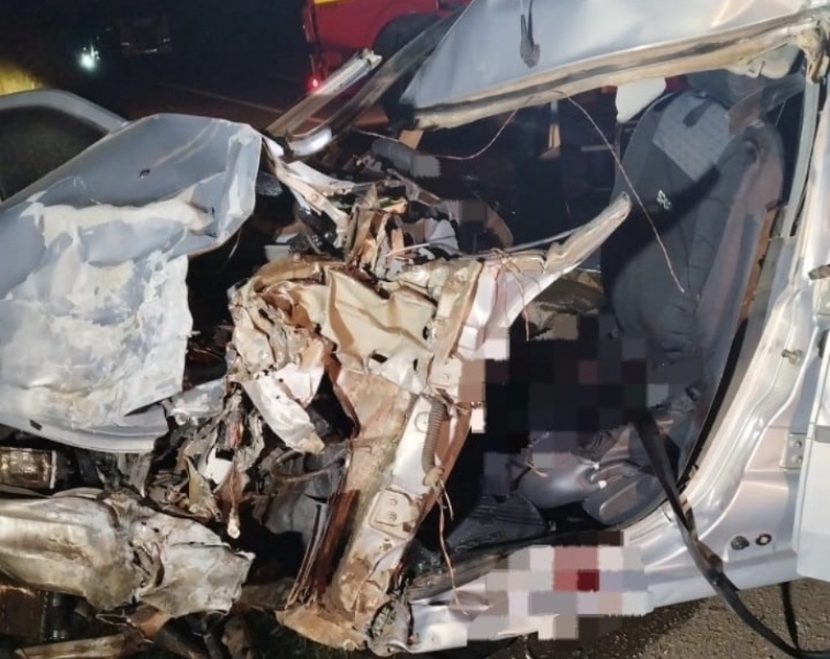 Homem morre preso às ferragens após colisão frontal entre carro e caminhão na BR-282 em Campos Novos