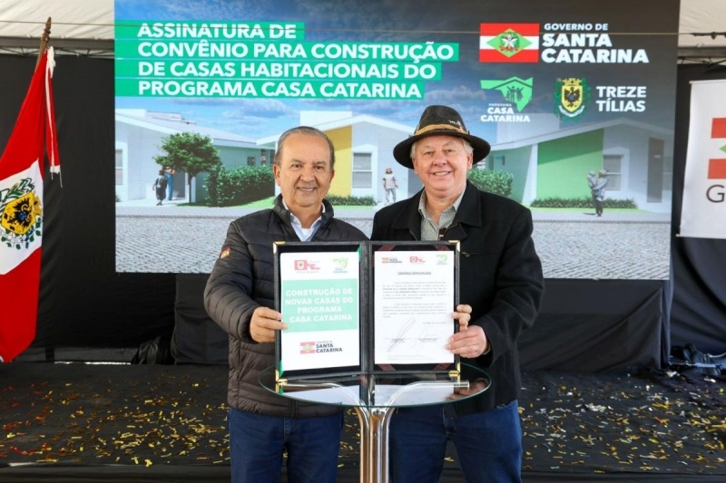 Governador assina convênio para construção de 12 moradias do programa Casa Catarina em Treze Tílias
