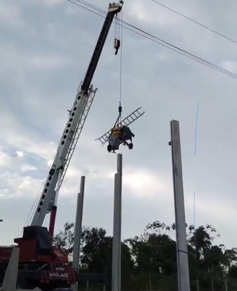 Vídeo viraliza após empreiteiro suspender ferramentas com guindaste para evitar furtos em SC
