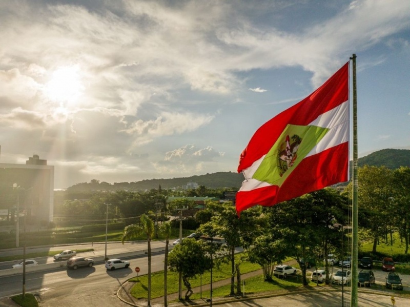 Governo de SC vai antecipar metade do 13º salário e injetar R$ 3,6 bilhões na economia