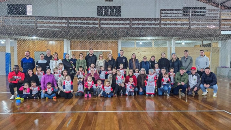Mais de 600 uniformes estão sendo entregues a atletas das escolinhas e projetos esportivos de Treze Tílias