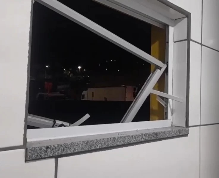 Mulher fica com perna presa em janela ao tentar invadir baile na Unidos do Herval