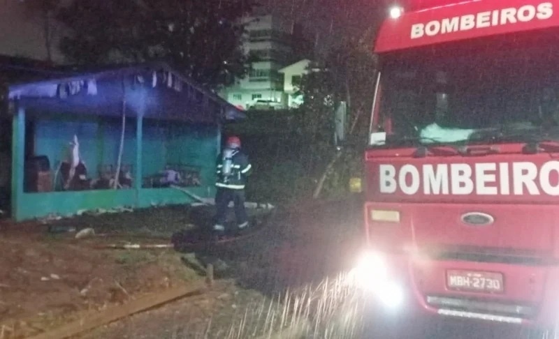 Homem sofre queimaduras ao resgatar filha durante incêndio em residência