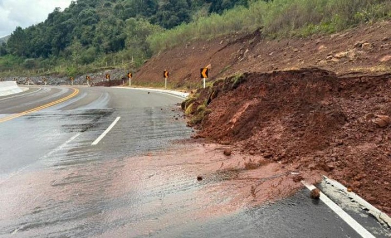 Queda de barreira interdita meia pista na SC-465, trecho entre Macieira e Arroio Trinta