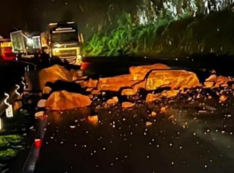 Queda de barreira interdita totalmente a BR-470 entre Santa Catarina e Rio Grande do Sul