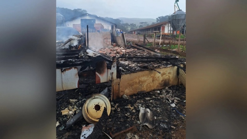 Família perde tudo em incêndio e precisa da ajuda da comunidade em Ibiam 
