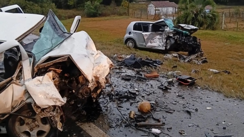 Mulher morre em colisão frontal entre dois carros na BR-116