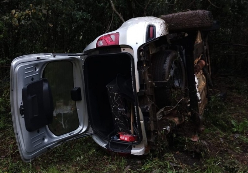 Capotamento envolvendo dois veículos é registrado na SC-464 entre Arroio Trinta e Iomerê