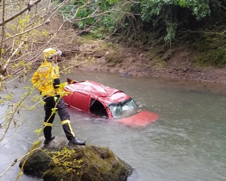 Mulher morre após veículo cair de ponte no Oeste de SC