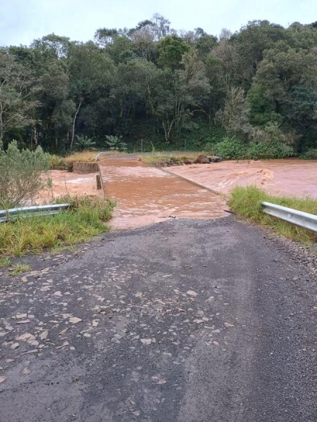 Defesa Civil e Secretaria de Obras de Ibicaré atuam na recuperação de estradas após fortes chuvas