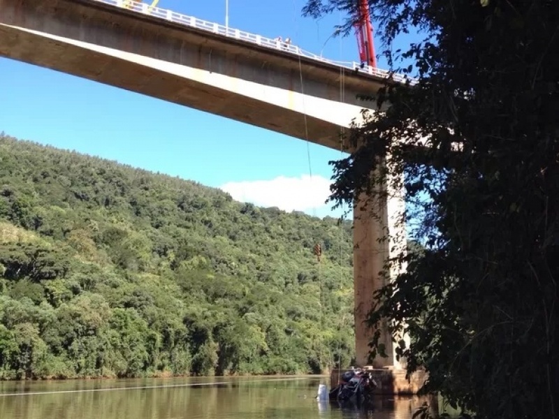 Trabalhadores envolvidos em acidente na Ponte Alfredo Ítalo Remor recebem alta hospitalar