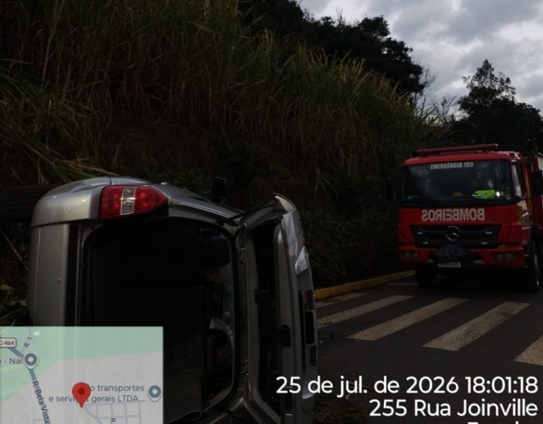 Capotamento em Salto Veloso deixa motorista ferida; crianças e idoso saem ilesos