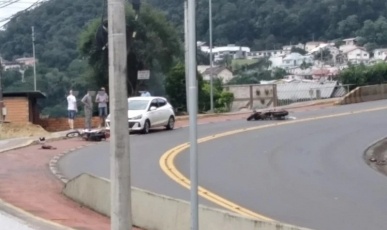 Acidente entre carro e duas motos deixa uma pessoa ferida em Joaçaba