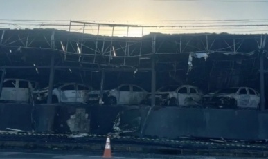 Incêndio destrói 70 carros em loja de veículos