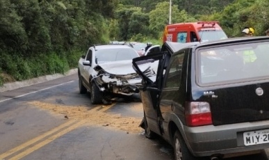 Colisão entre três veículos deixa uma pessoa ferida na SC-135 em Videira