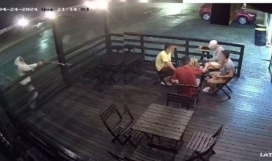 Vídeo: Jovem é executado após atirador disparar contra grupo de amigos em bar de SC