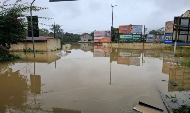 Chuvas em SC: 20 municípios registram ocorrências e Rio do Sul decreta situação de emergência