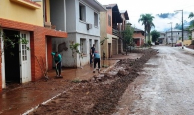 Irani adota Santa Tereza no Rio Grande do Sul com contratação de horas máquinas para ajudar na reconstrução do município