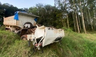 Motorista fica gravemente ferida ao pular de caminhão após perder o controle, no Oeste