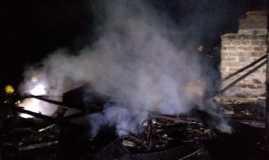 Casa é destruída pelo fogo em Chapecó
