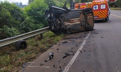 Colisão entre carro e caminhão é registrada na SC-135 em Pinheiro Preto