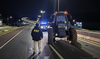 Trator possivelmente furtado no RS é interceptado na BR-480 após viagem de dois dias