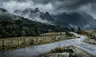 Semana termina com frente fria, temporais e queda brusca de temperatura em SC