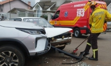 Criança fica ferida em colisão entre carros em Campos Novos