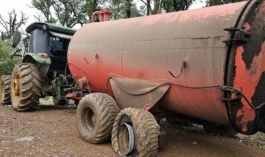 Carro capota após atingir implemento agrícola na BR-282