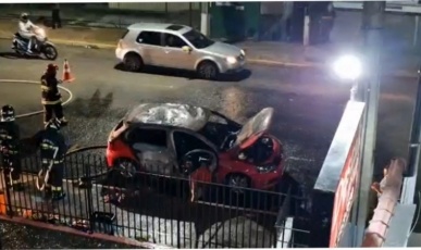 Carro pega fogo e fica destruído em rua de Caçador