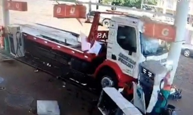 Vídeo: Caminhão desgovernado invade posto de combustível e causa destruição no Oeste de SC