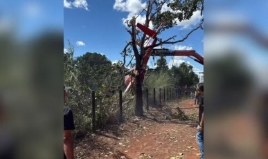 Helicóptero da dupla Henrique e Juliano cai em fazenda