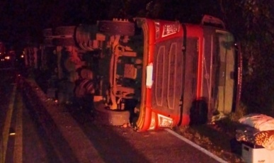 Carreta carregada com maçãs tomba na SC-452 no Meio-Oeste