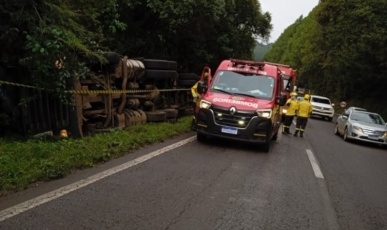 Carreta sai da pista e capota na BR-282 em Catanduvas