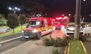 Motorista é levado ao hospital após colisão com poste em Fraiburgo