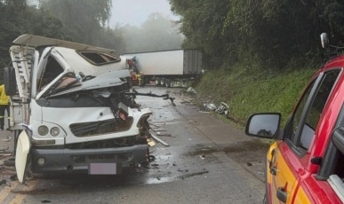 Grave colisão entre 4 veículos deixa vítimas presas às ferragens na BR-282 em Joaçaba