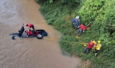 Carro cai dentro de rio, marido consegue escapar e mulher morre presa no veículo em SC