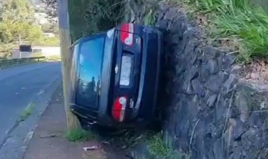Motorista perde controle da direção e colide contra poste em Caçador
