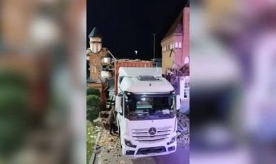 Vídeo: Caminhão destrói cartão-postal na entrada de cidade catarinense