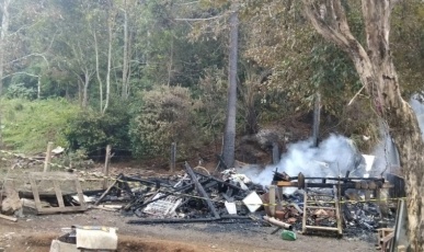 Família de Videira pede ajuda para reconstruir casa após perder tudo em incêndio