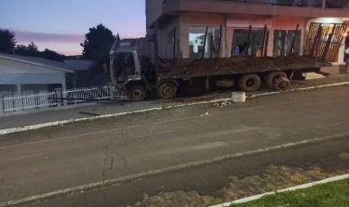 Caminhão desgovernado atinge bar e muro de residência em Catanduvas