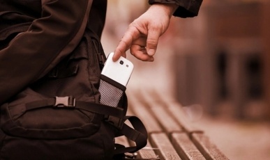 Mulher furta celular após acidente e é presa ao tentar devolver o aparelho