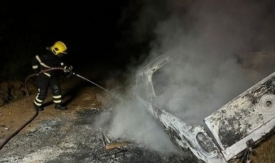 Veículo fica destruído após incêndio e colisão contra poste em Curitibanos